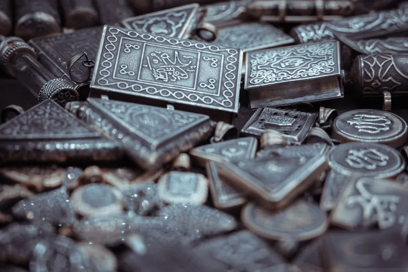 L'alphabet secret des bijoux : quand chaque motif gravé devient une déclaration silencieuse