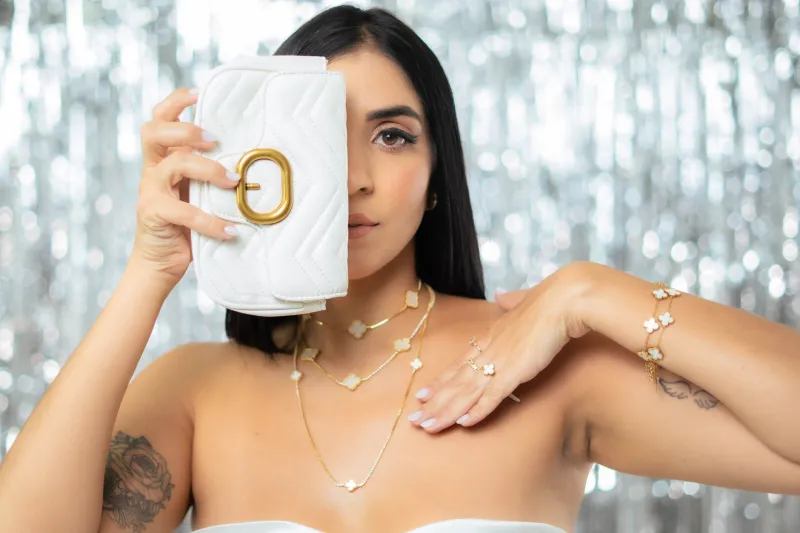 La symphonie des bijoux : maîtriser l'art de superposer ses parures avec grâce