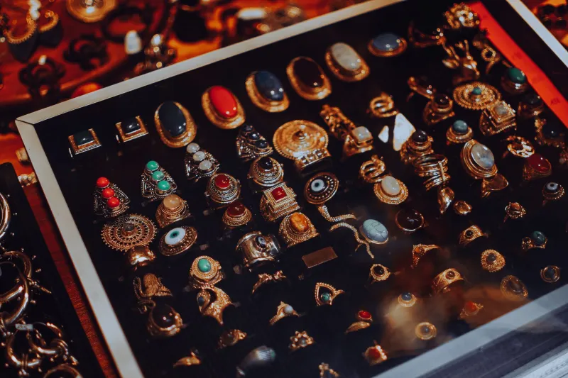 Bijoux anciens : l'art d'authentifier, de restaurer et de faire rayonner les pièces du passé