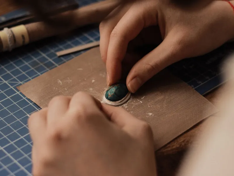 Quand la nature dicte nos parures : le calendrier secret des bijoux artisanaux