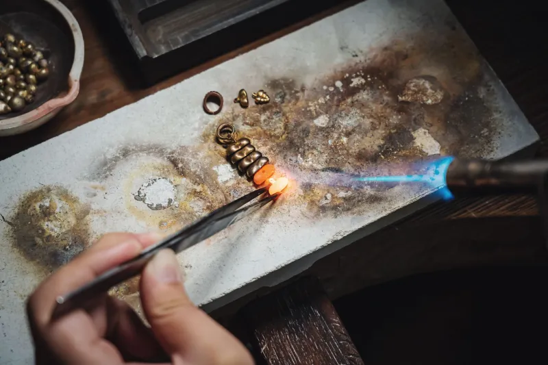 Dans l'atelier du joaillier : les indices qui révèlent une création véritablement artisanale